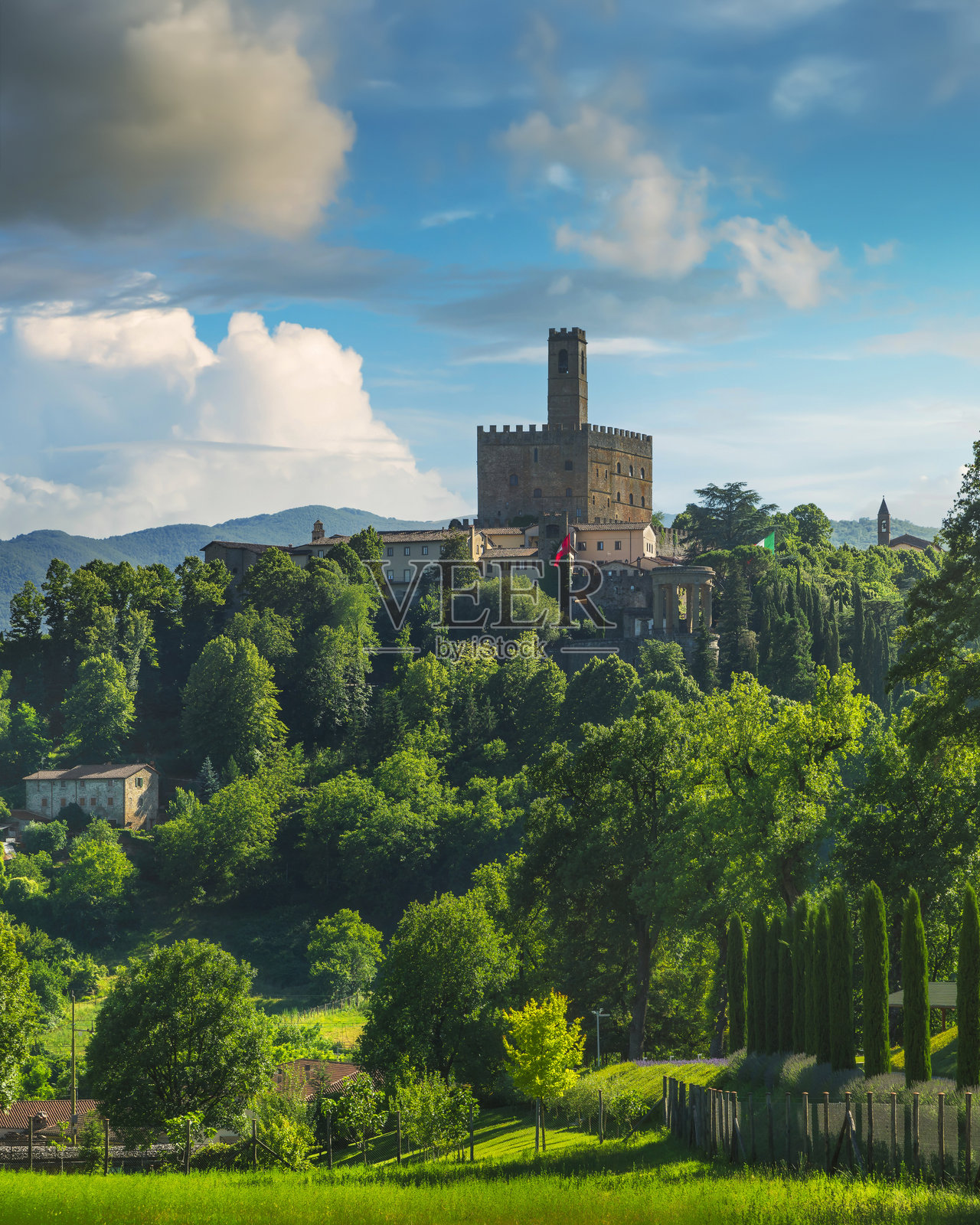 波皮村和城堡景观。卡森蒂诺，阿雷佐，托斯卡纳，意大利照片摄影图片