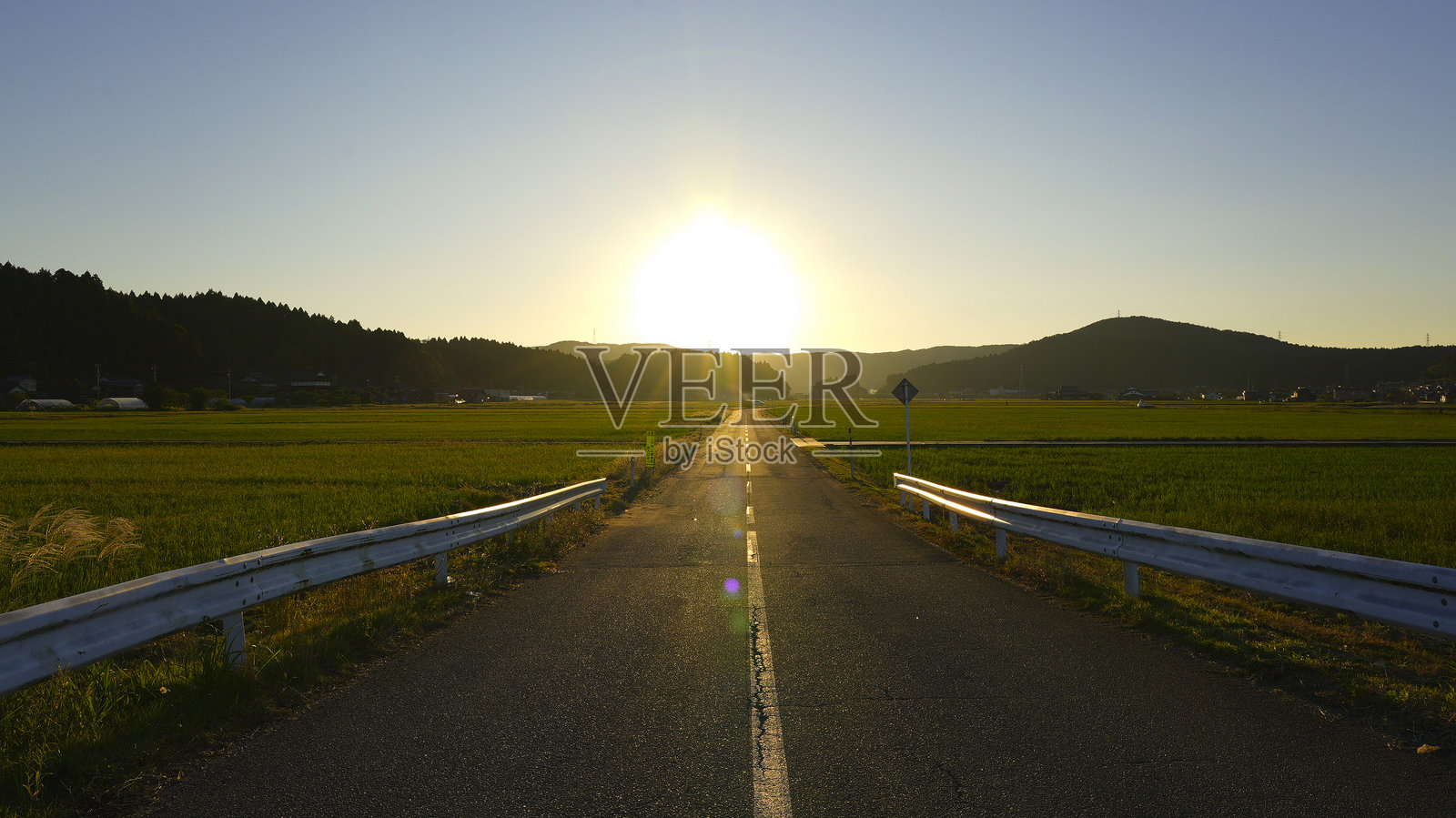 通往落日方向的道路照片摄影图片