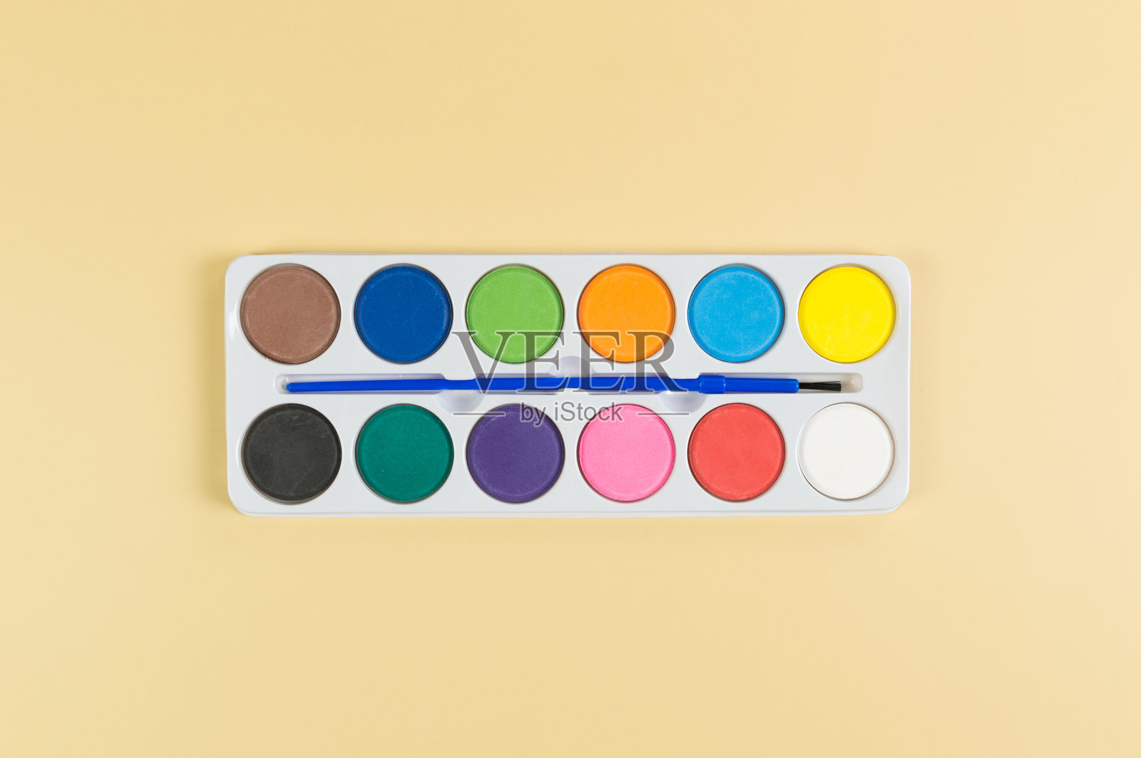 黄色背景上的水彩和画笔的俯视图。绘画，艺术，留白。照片摄影图片