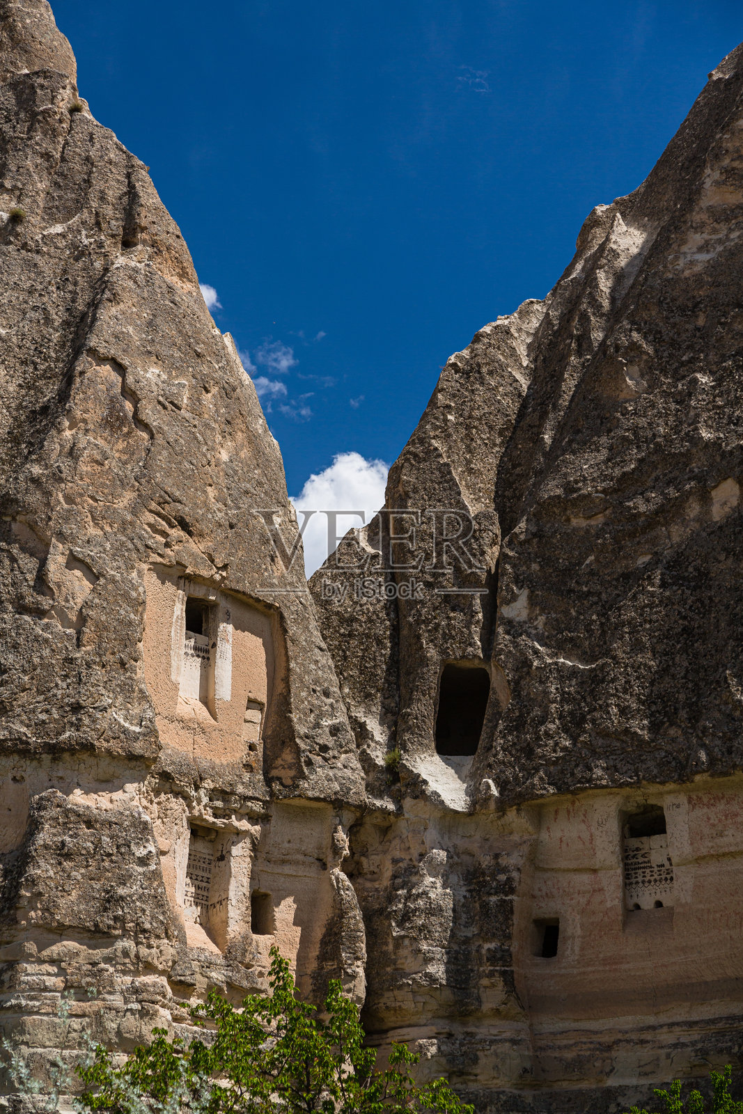 土耳其卡帕多奇亚的格雷梅国家公园中的奇特岩石和洞穴住宅照片摄影图片