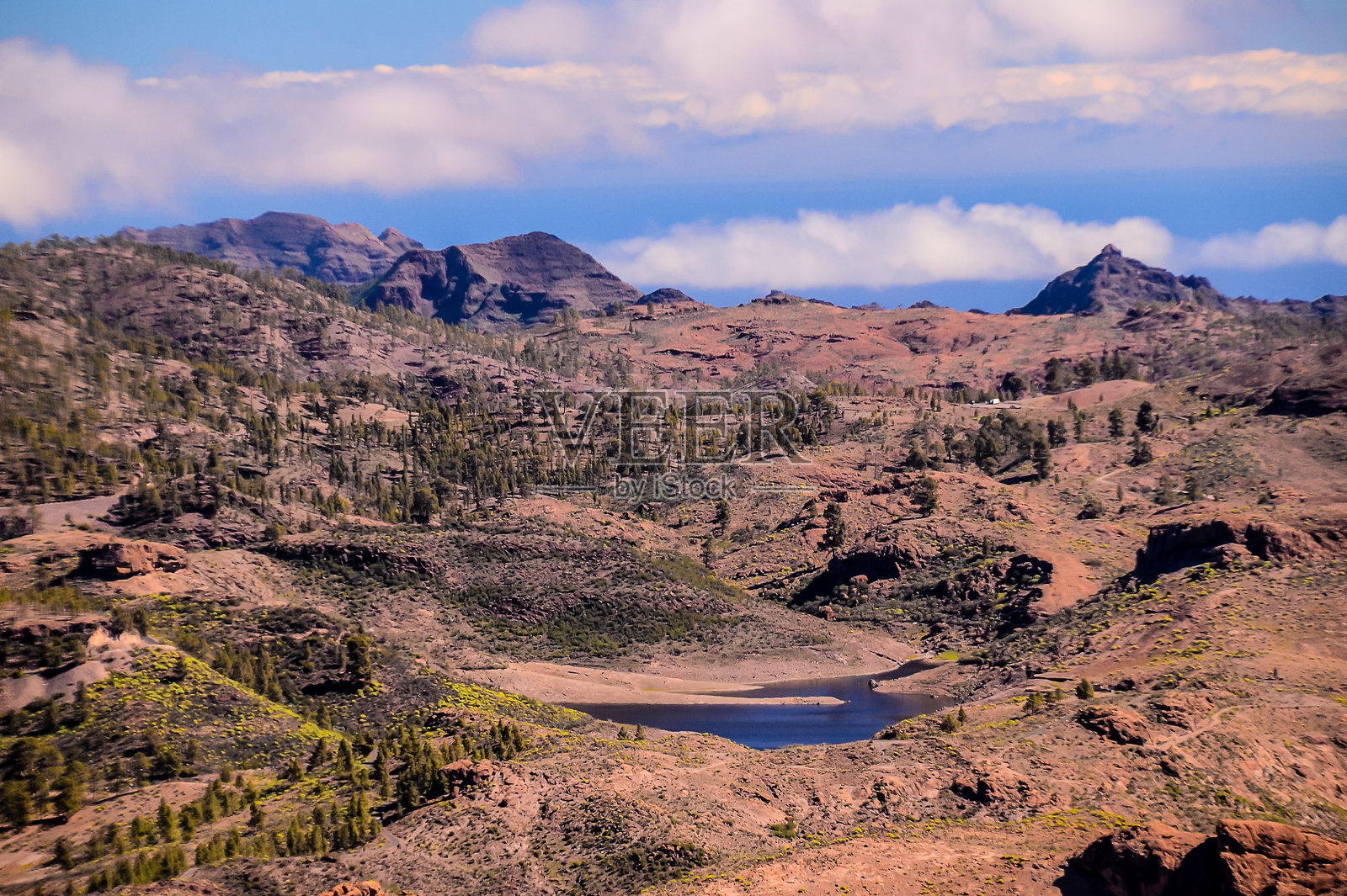 一座中间有湖泊的山脉照片摄影图片