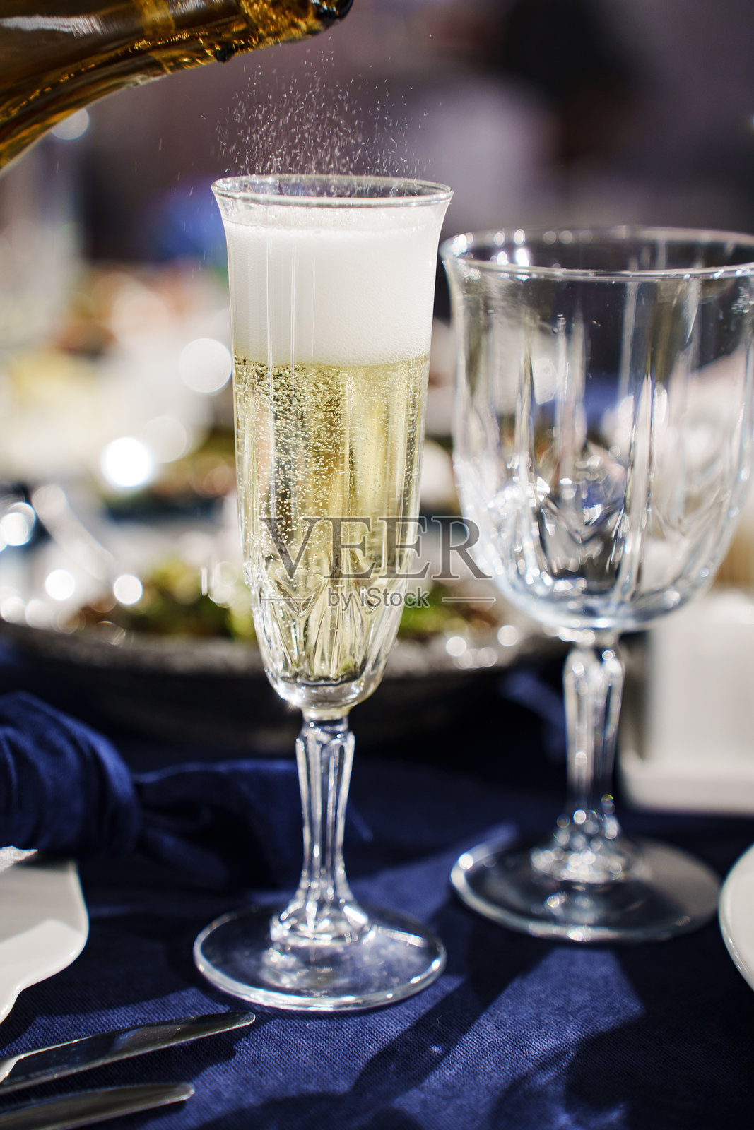 香槟酒杯中的气泡。起泡酒。照片摄影图片