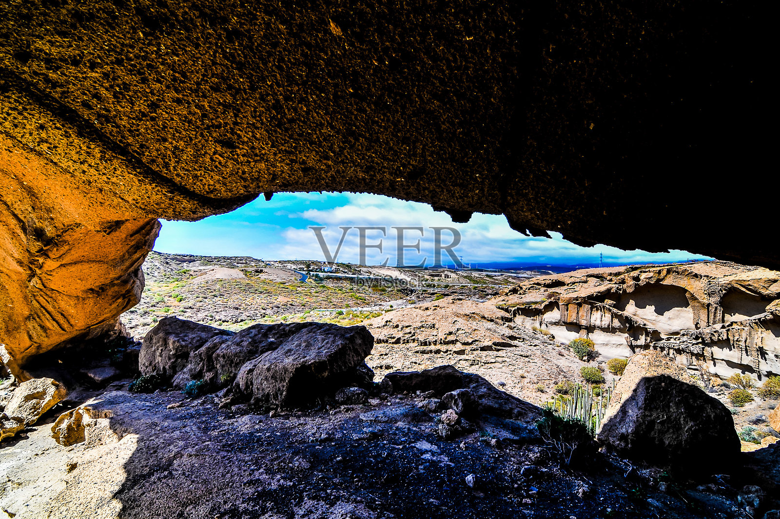 前景有一块大石头的岩石景观。照片摄影图片
