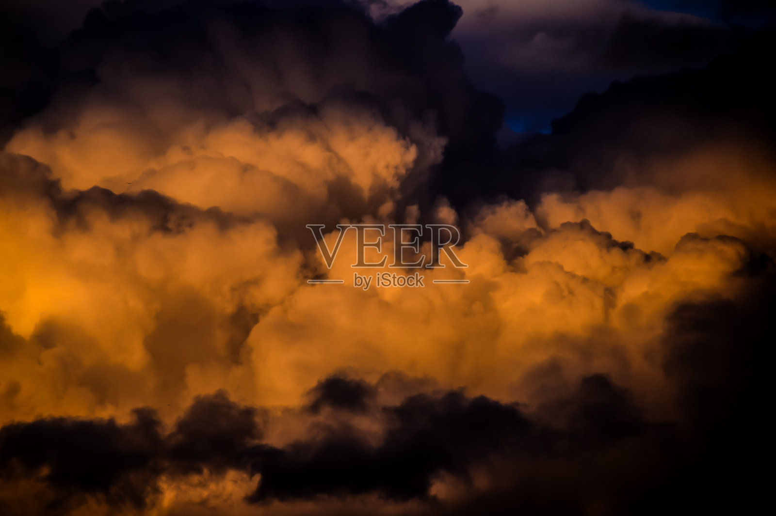 天空布满了乌云，太阳正在落下。照片摄影图片