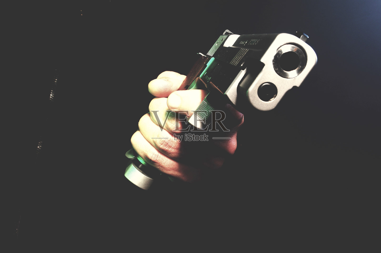 在暗房里手持枪的局部图像照片摄影图片