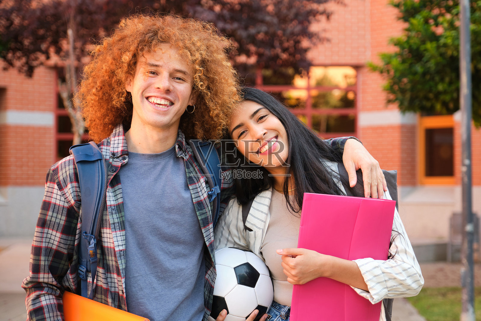 在大学校园微笑的两个快乐学生照片摄影图片