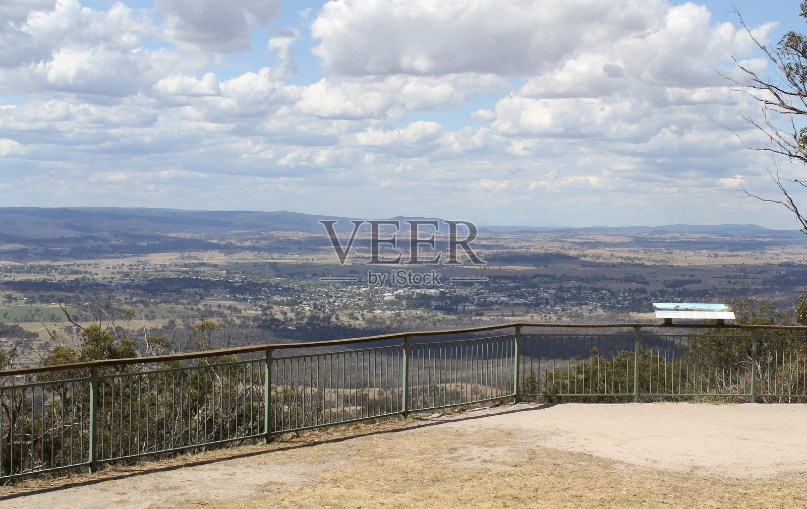 从澳大利亚新南威尔士州的麦肯齐山观景台俯瞰坦特菲尔德的景色照片摄影图片