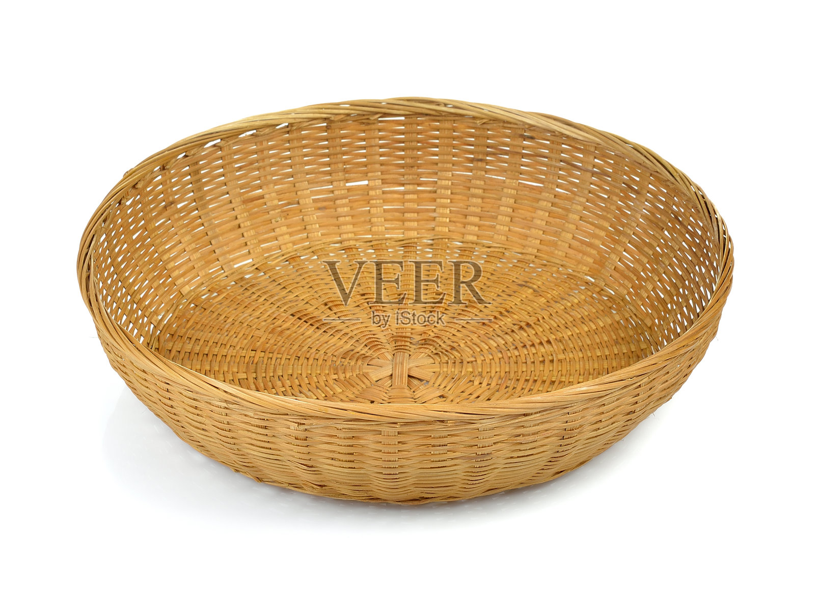 白色背景下的藤编篮子特写照片摄影图片