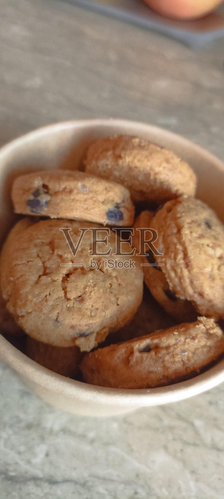 桌子上的杯子里装着甜饼干照片摄影图片