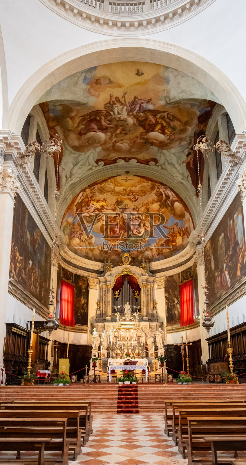 威尼斯城堡里圣彼得大教堂的细节，照片摄影图片