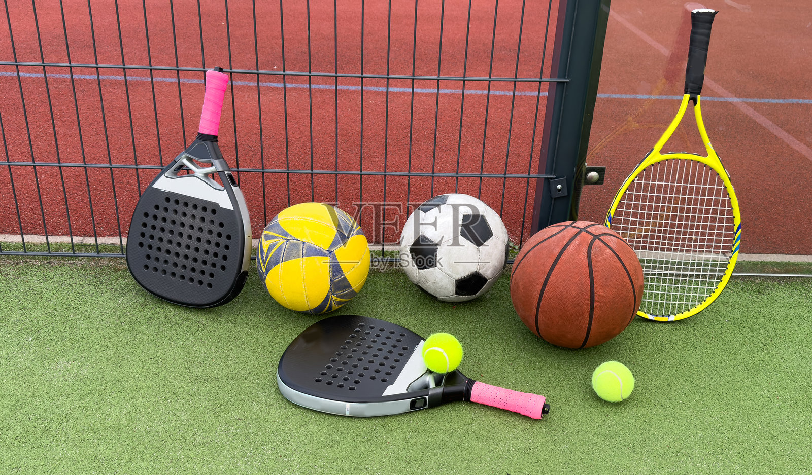 球场上有不同的运动照片摄影图片