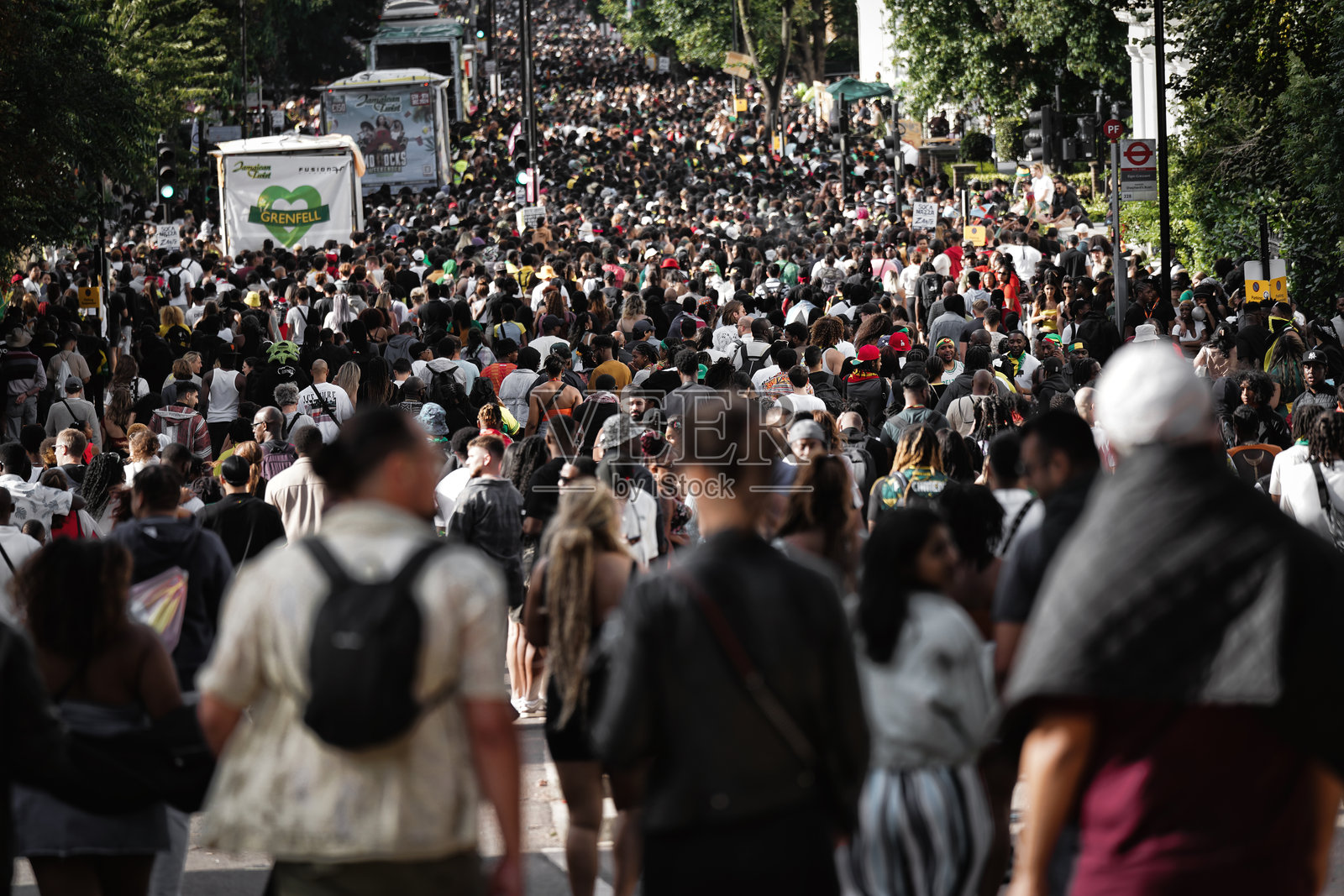 一个标志性的场景:成千上万的人在诺丁山庆祝诺丁山嘉年华街头节，拉德布鲁克格罗夫街，西伦敦，英国，英格兰。照片摄影图片