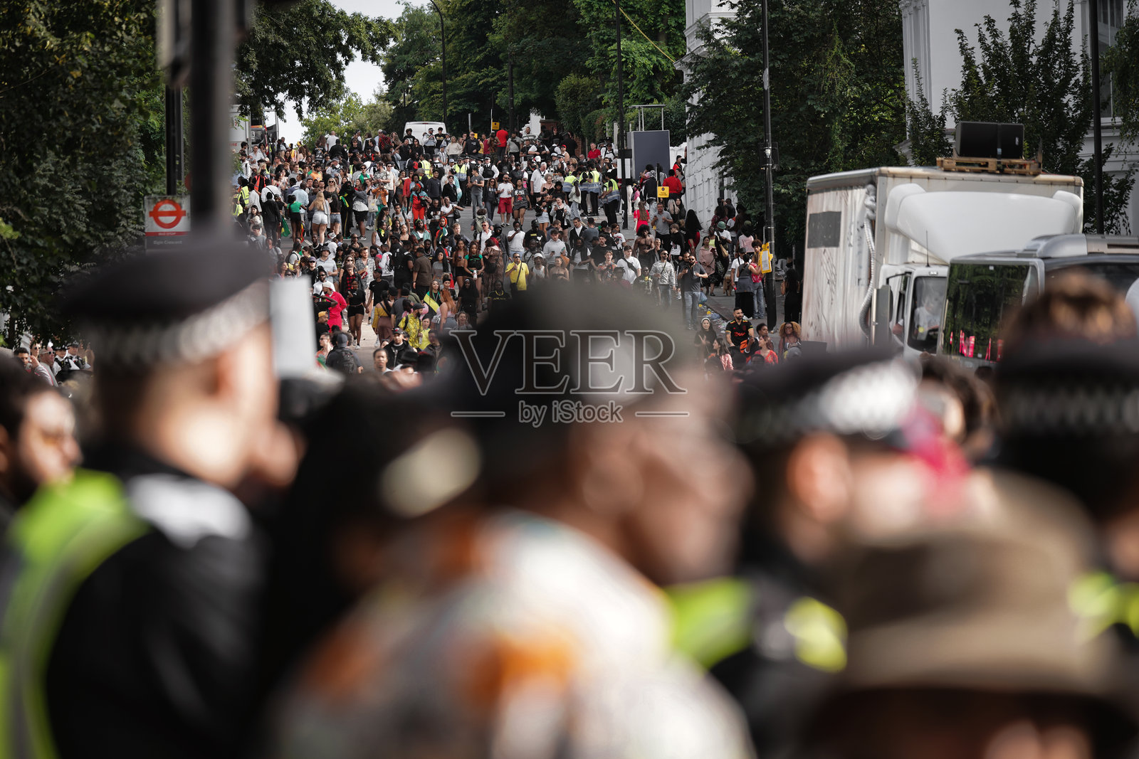 英国伦敦西部诺丁山的诺丁山狂欢节:伦敦的多元文化认同和非洲-加勒比遗产照片摄影图片
