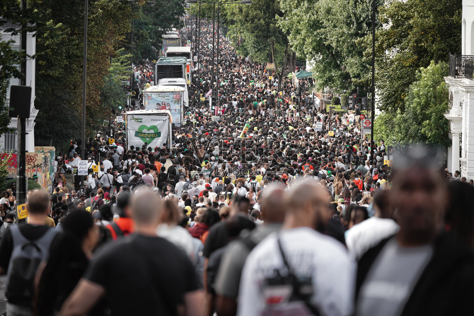 一个标志性的场景:成千上万的人在诺丁山庆祝诺丁山嘉年华街头节，拉德布鲁克格罗夫街，西伦敦，英国，英格兰。照片摄影图片
