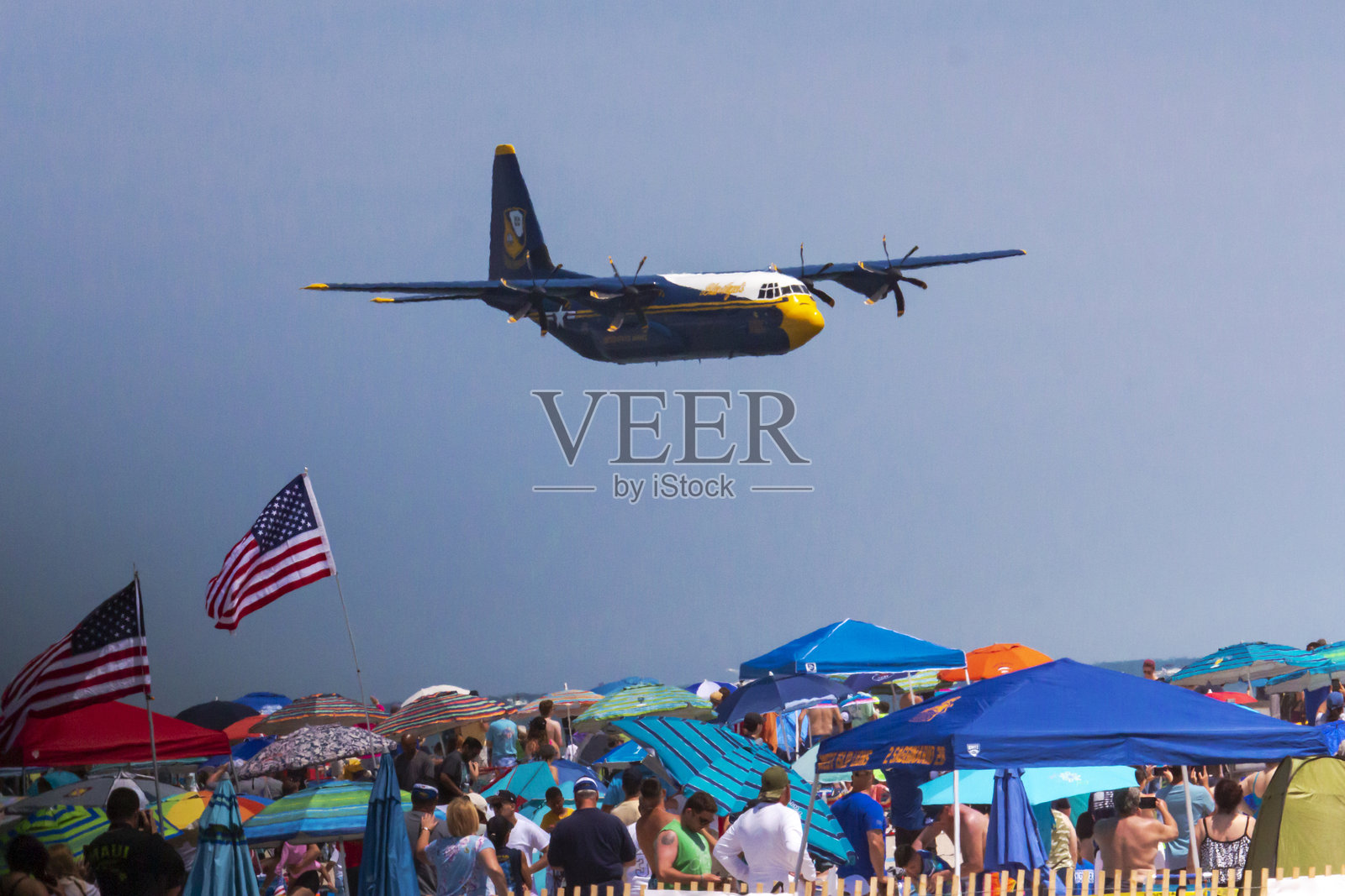 在琼斯海滩的航展上，蓝色天使胖阿尔伯特货船飞过人群照片摄影图片