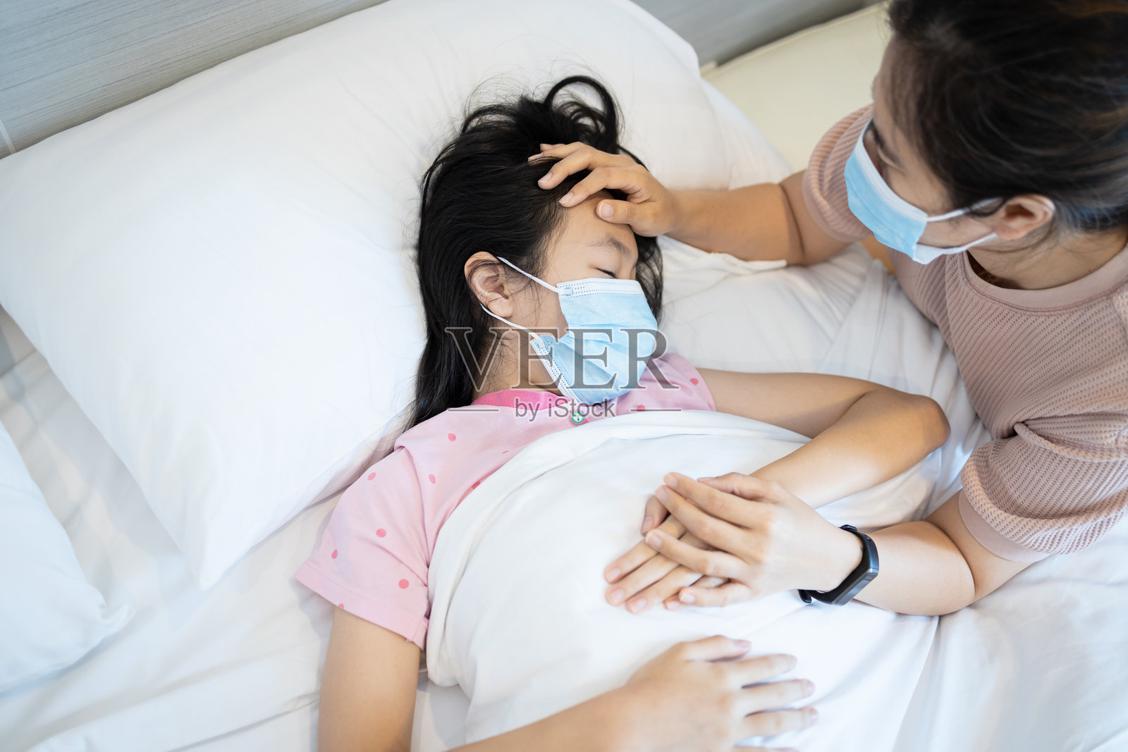 朋友躺在床上的高角度照片照片摄影图片