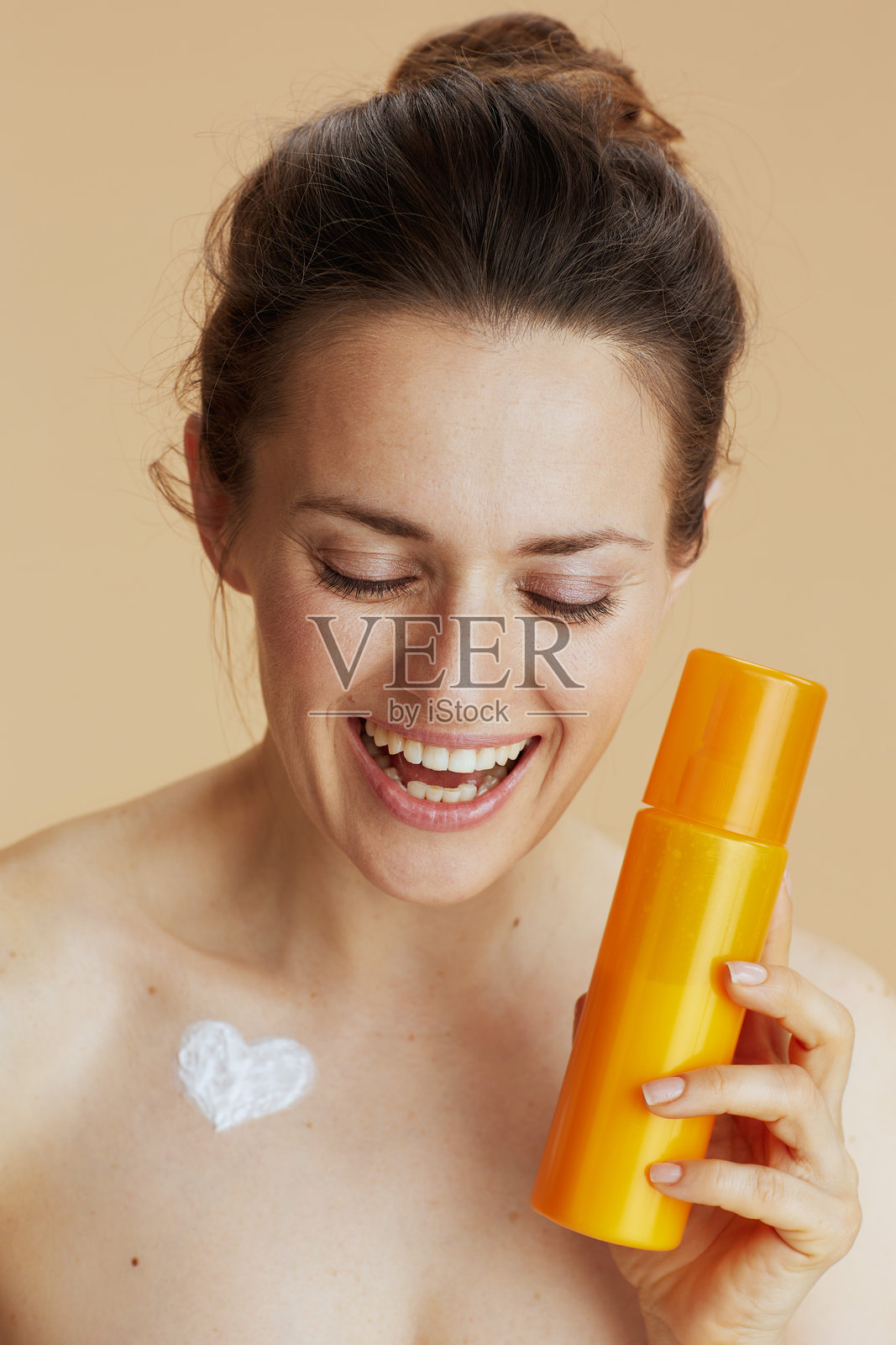 微笑的年轻女子拿着化妆霜罐照片摄影图片