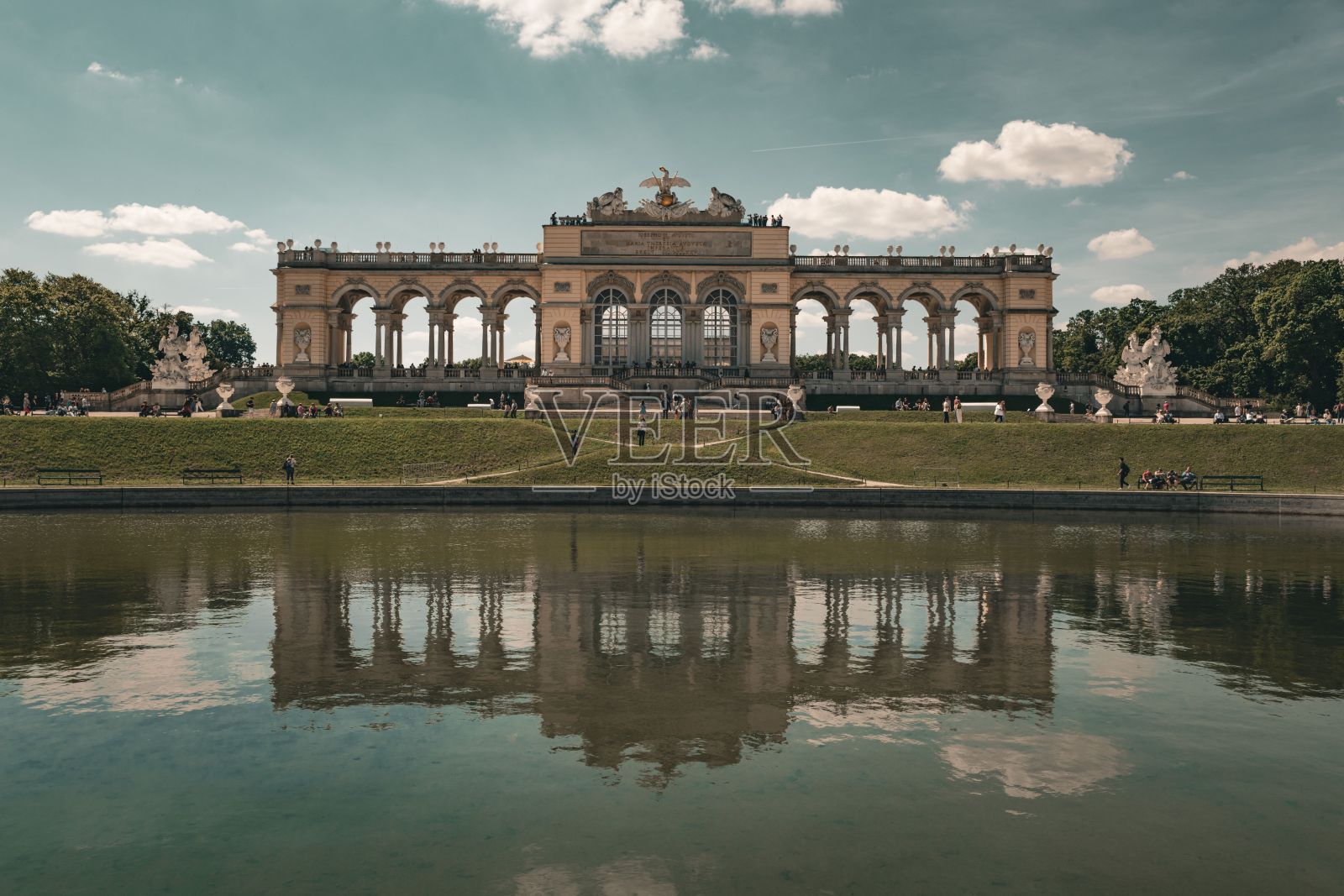 奥地利维也纳美泉宫及其公园和湖泊的美景。照片摄影图片