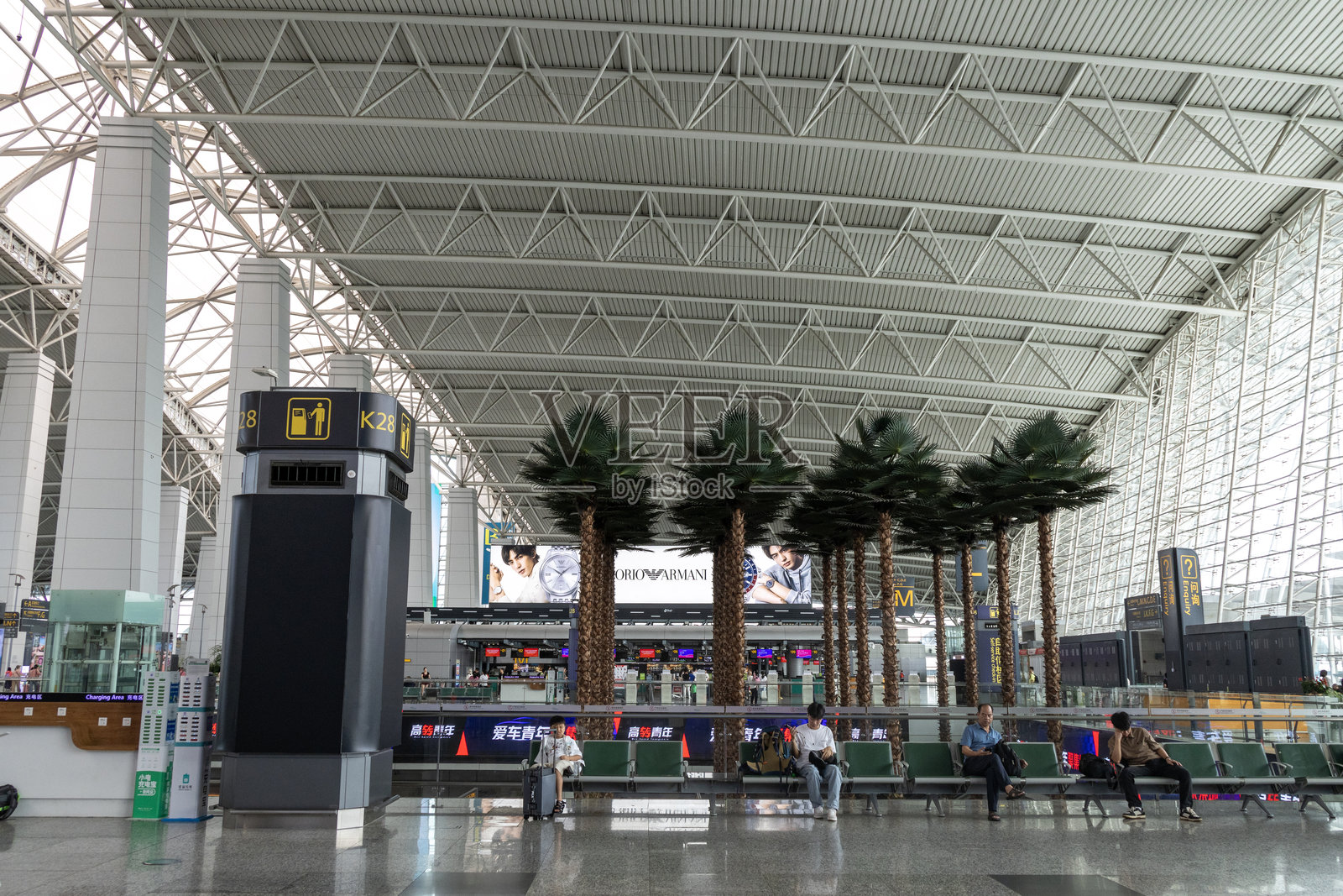 中国广州白云国际机场离境区。照片摄影图片