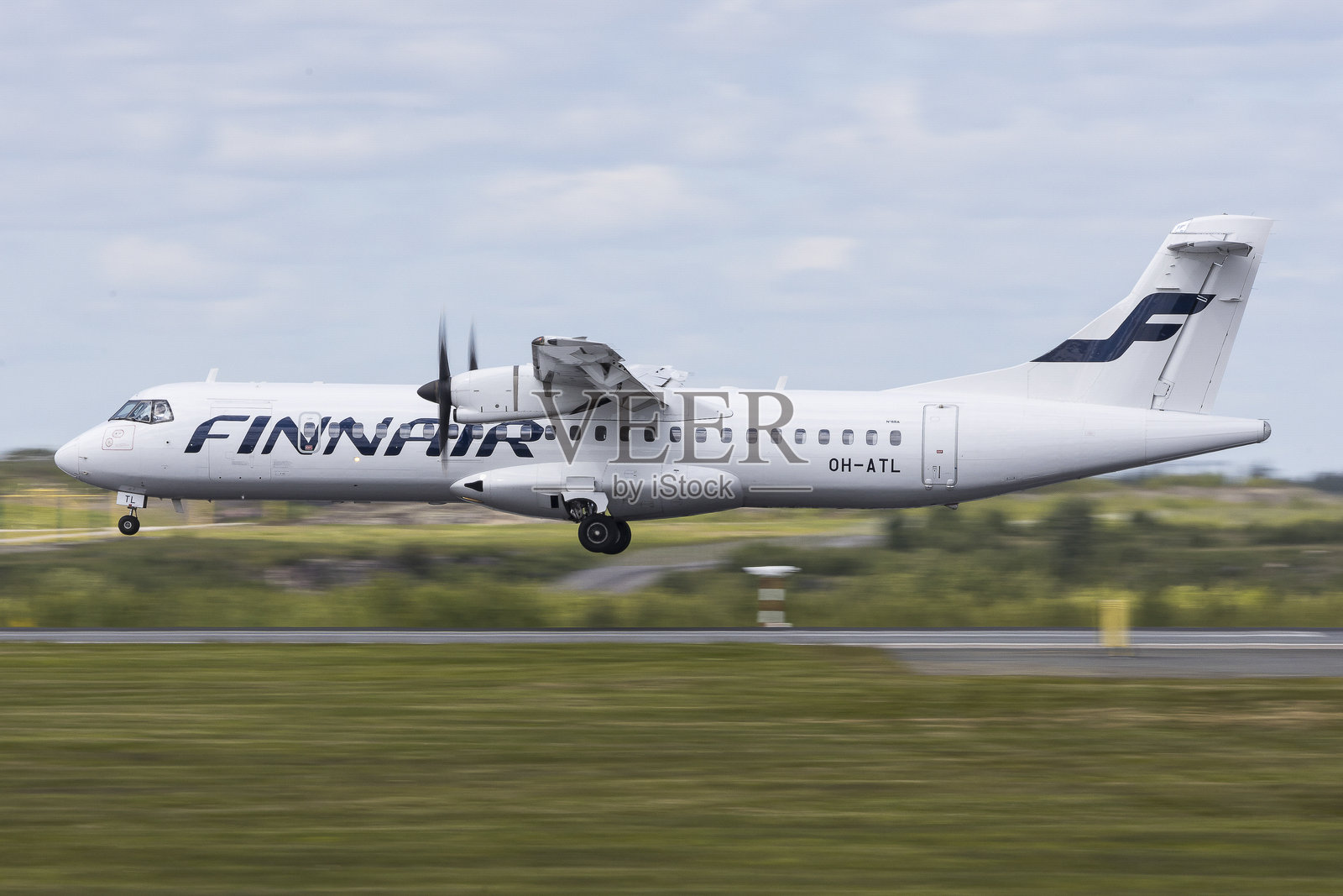 芬兰航空涡桨客机ATR-72降落在跑道上照片摄影图片