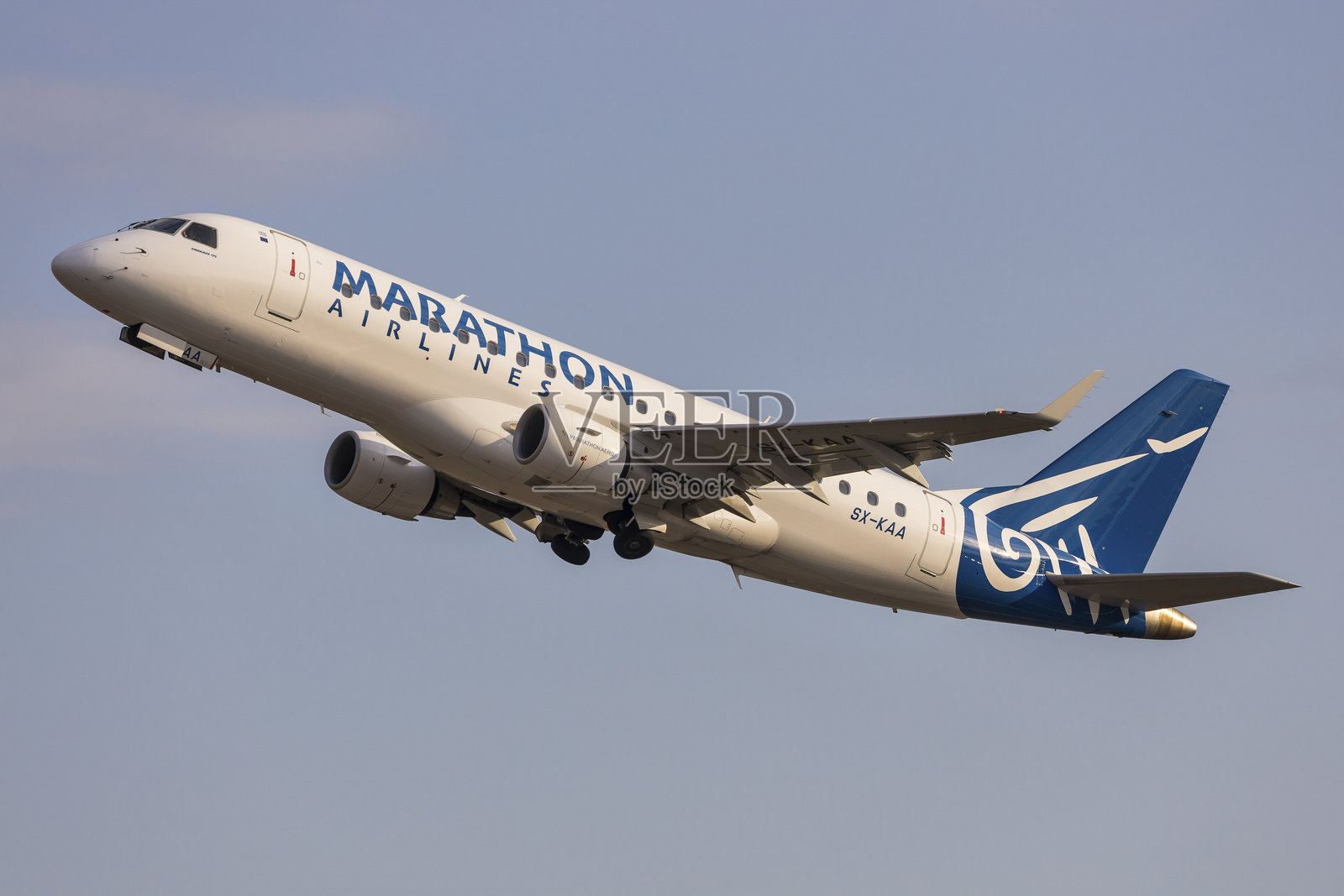 希腊马拉松航空公司的Embraer 170客机从斯德哥尔摩阿兰达机场起飞照片摄影图片