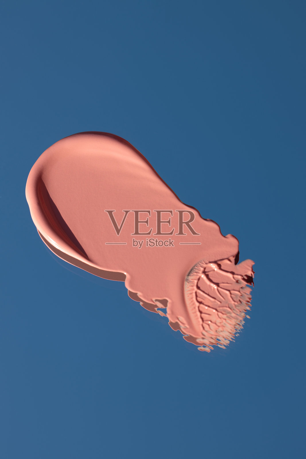 粉色口红涂抹在蓝天和白云上，化妆品美容产品质地，液体腮红，口红，唇彩色样照片摄影图片