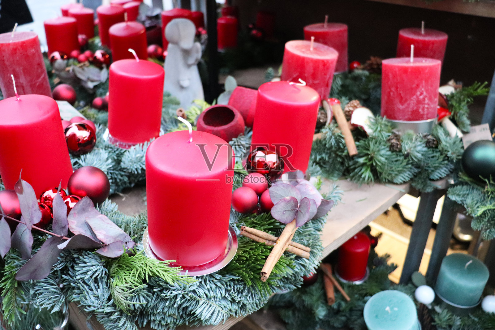 传统圣诞花环，圣诞蜡烛和冷杉树枝照片摄影图片