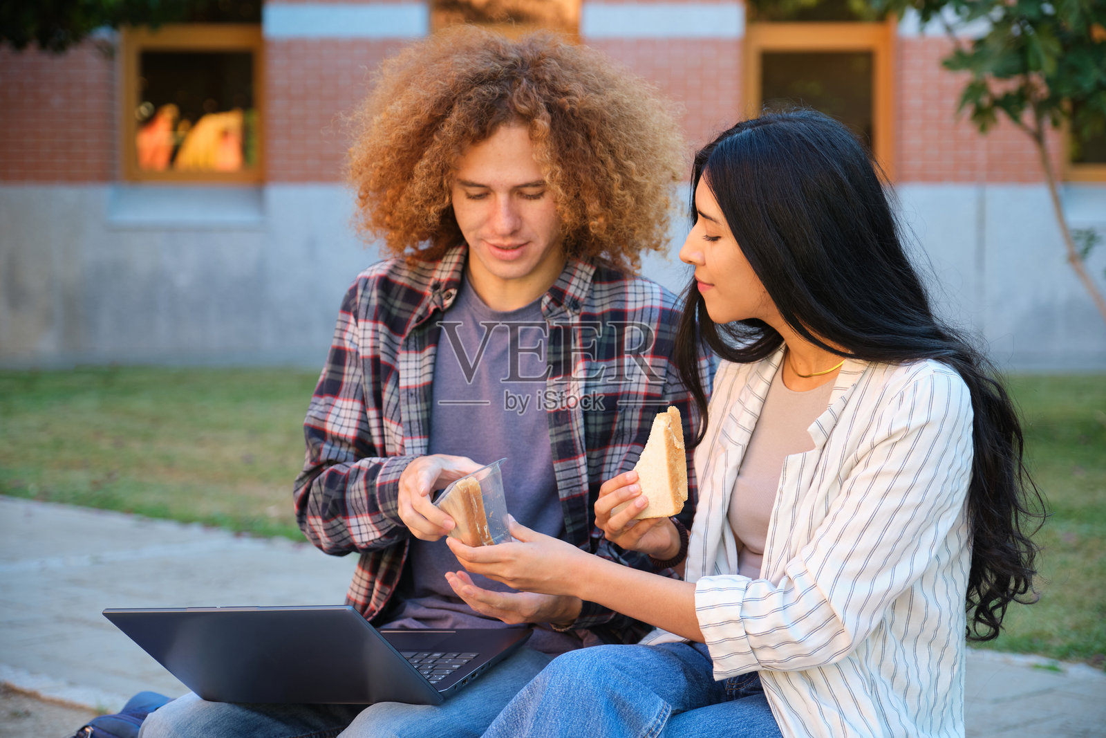 学生们在校园里一起吃午餐和学习照片摄影图片