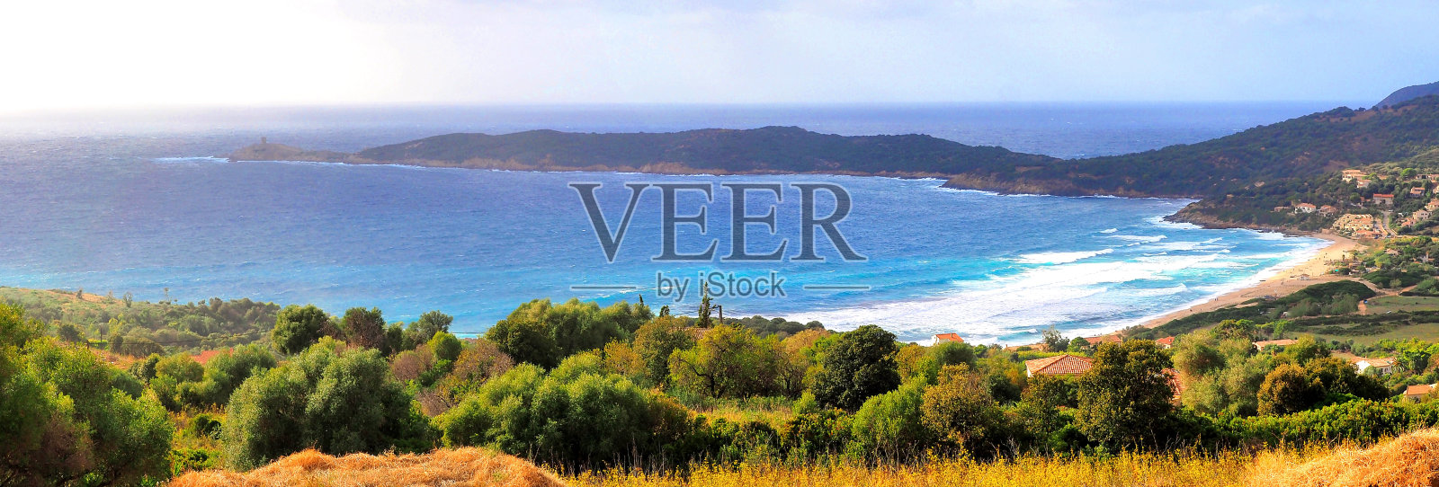 壮丽的萨戈讷湾景观，位于科西嘉岛（被称为美丽岛）西海岸的维科村，拥有绝佳的海滩。照片摄影图片