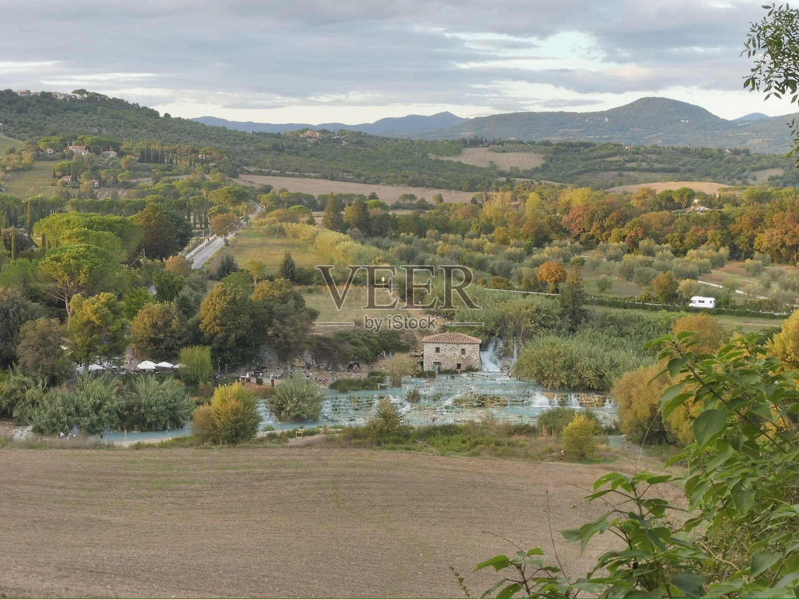 乡村与萨图尔尼亚温泉照片摄影图片