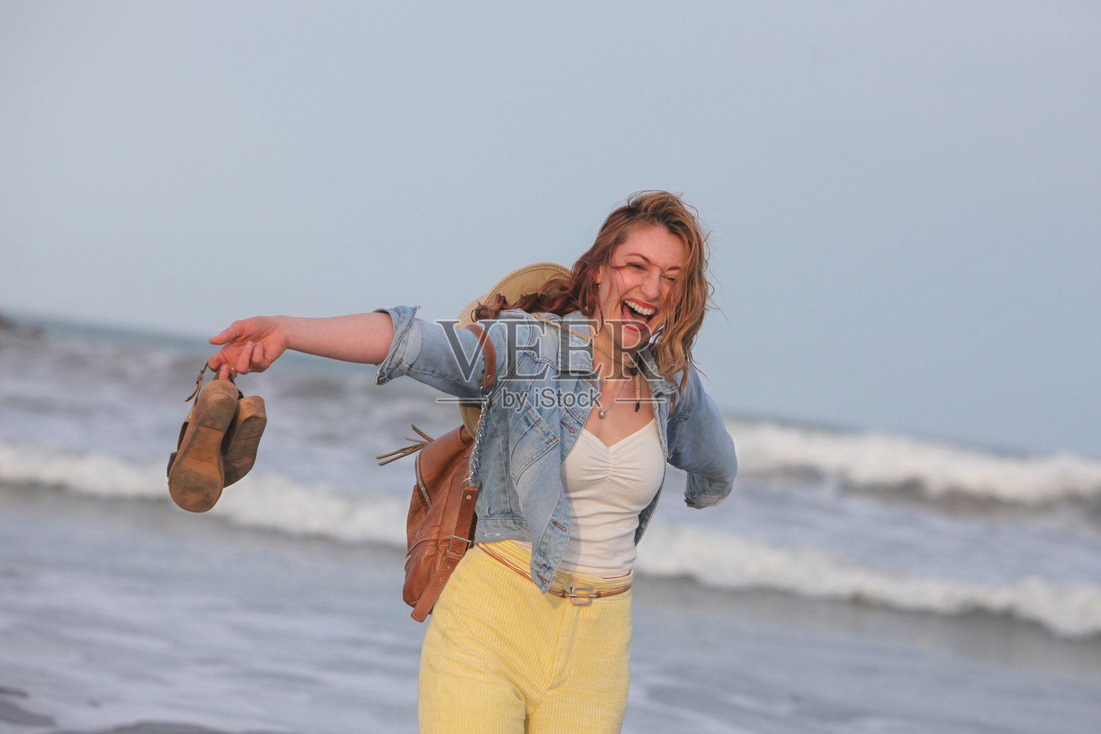 快乐的女人在海滩上玩得很开心照片摄影图片