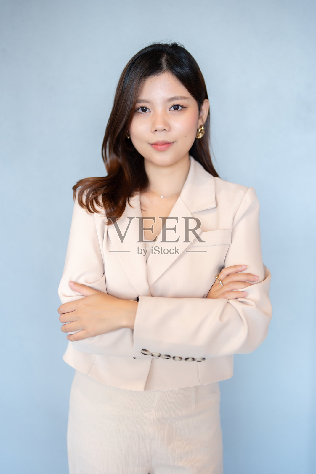 通过促进透明度和问责制，这位亚洲女性高管在我们的工作中培养了信任，巩固了有效运营所需的基础。照片摄影图片