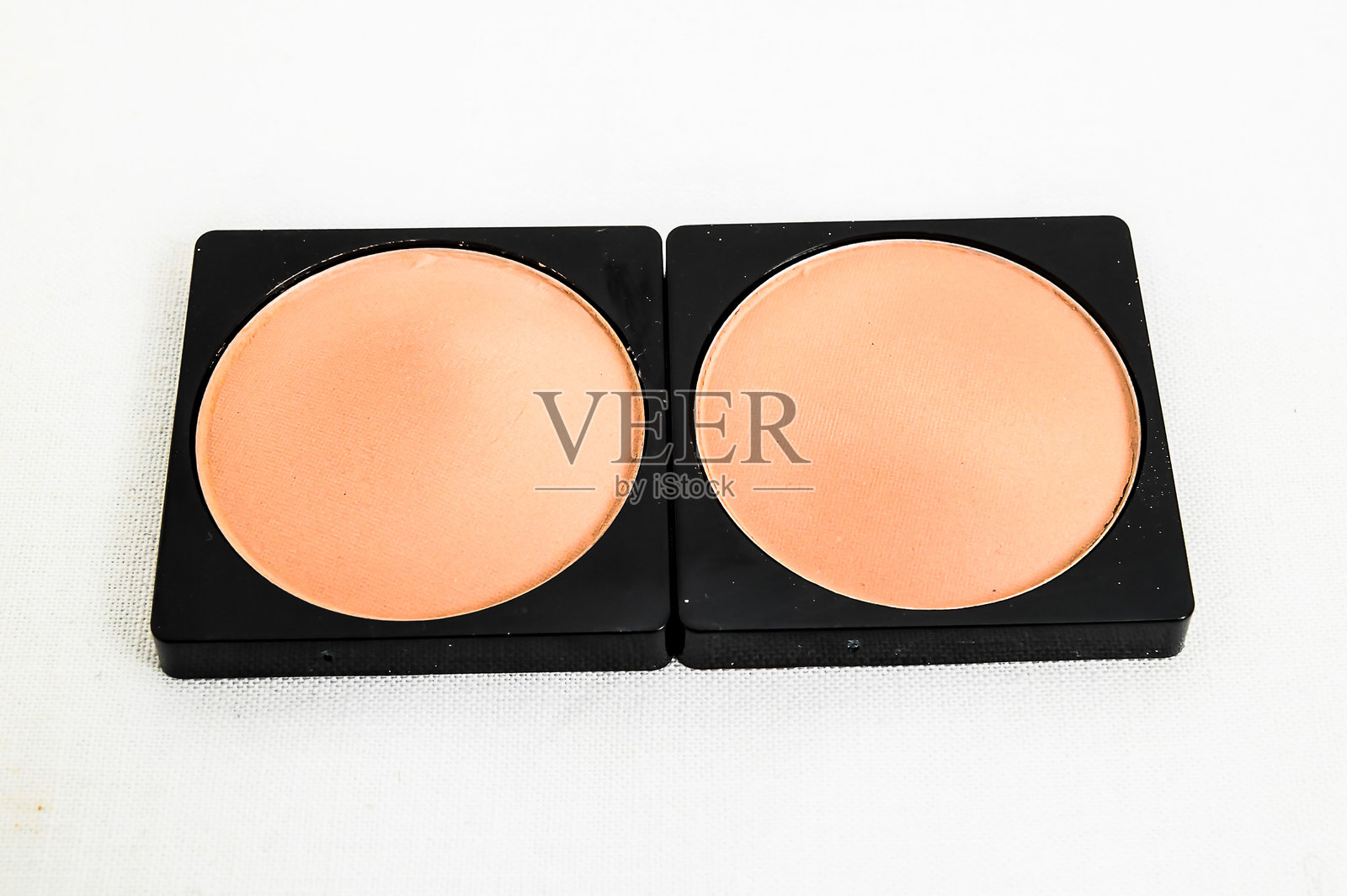 两个小容器装着棕褐色的粉末照片摄影图片