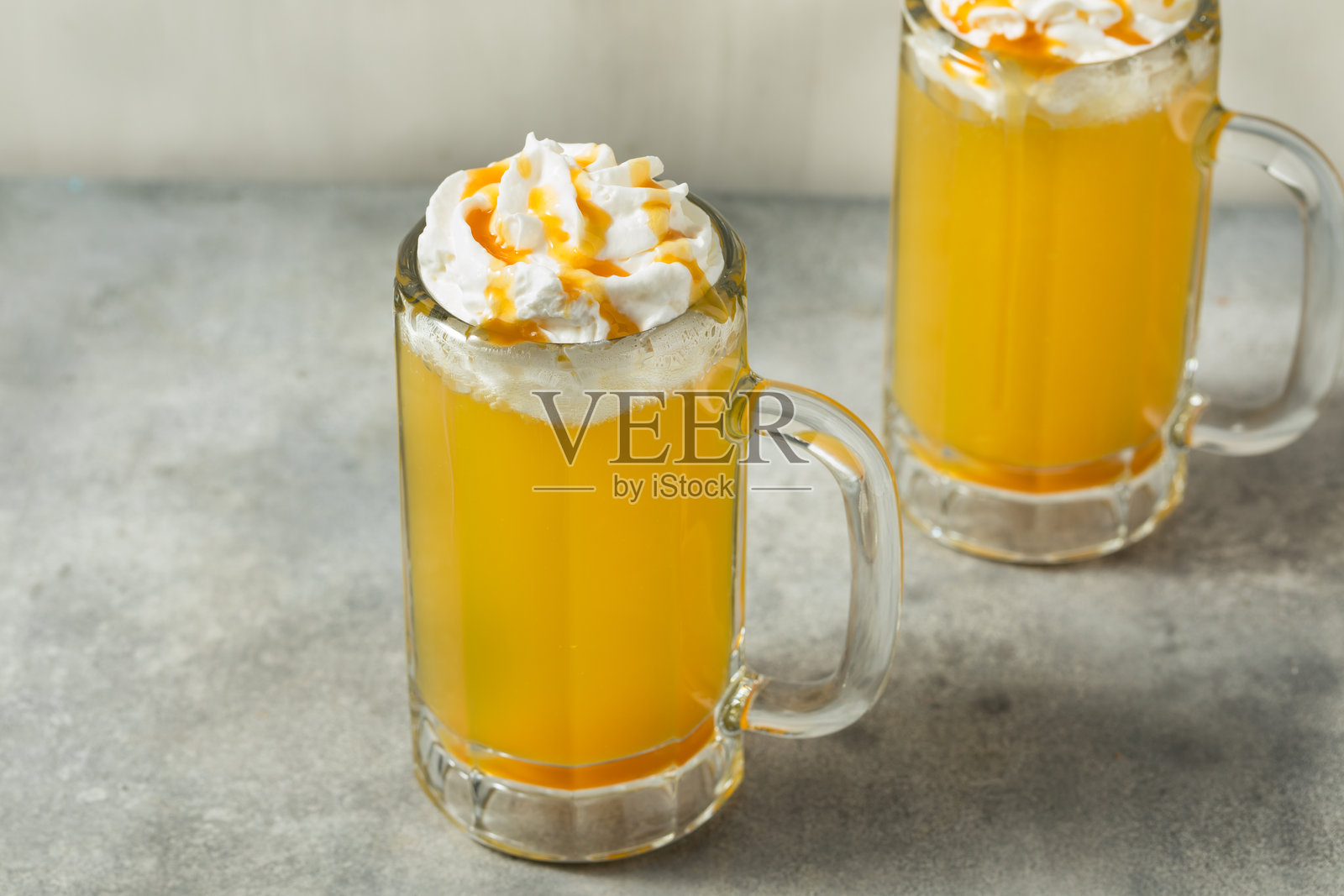 甜美的黄油糖啤酒鸡尾酒照片摄影图片