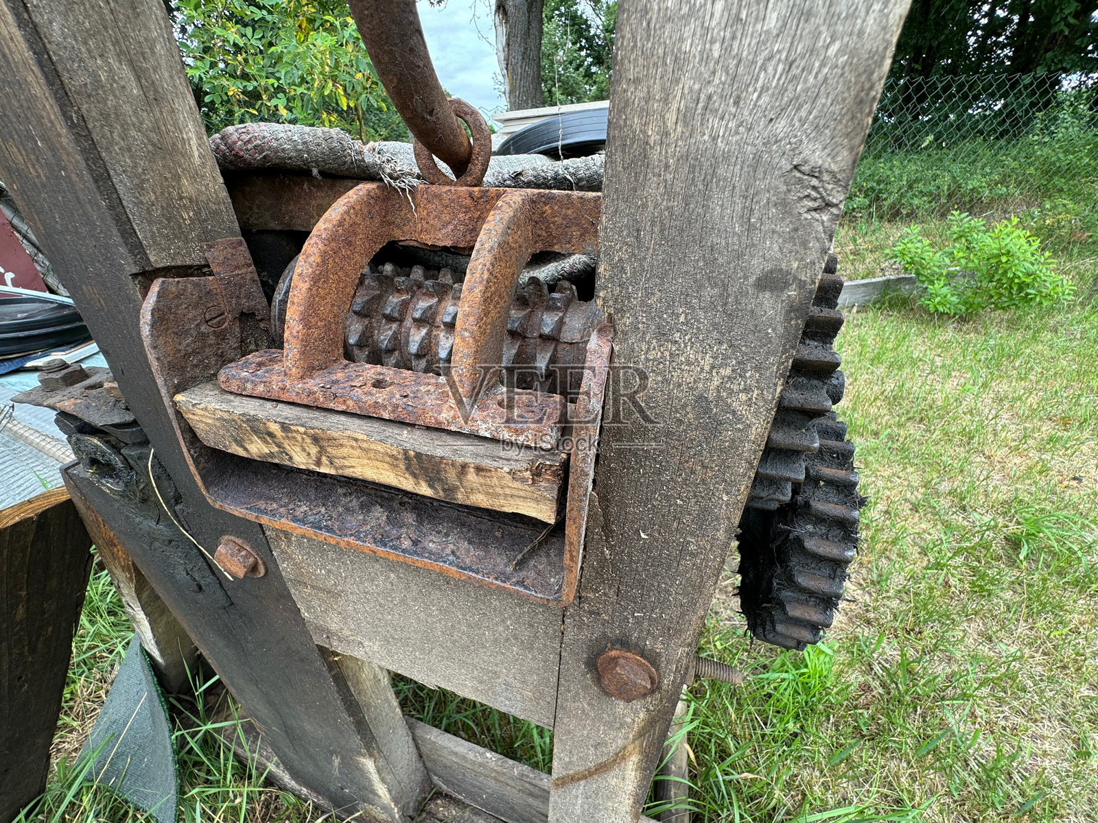手动动物饲料磨碎机的传动机制。旧秸秆切割机的齿轮。覆盖着使用过的油和灰尘。照片摄影图片