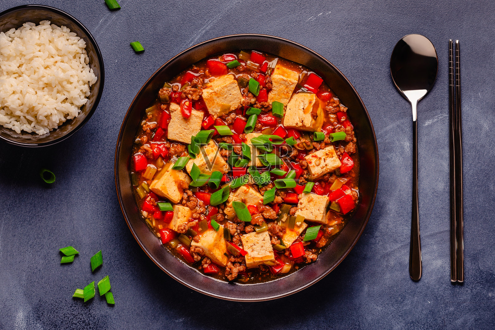 麻辣豆腐，豆腐配香辣肉酱。照片摄影图片