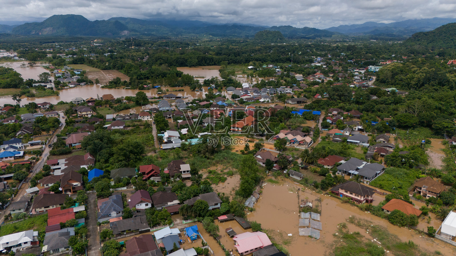 清莱市中心郊区的空中视角，因台风雅吉袭击东南亚而被克河淹没。照片摄影图片
