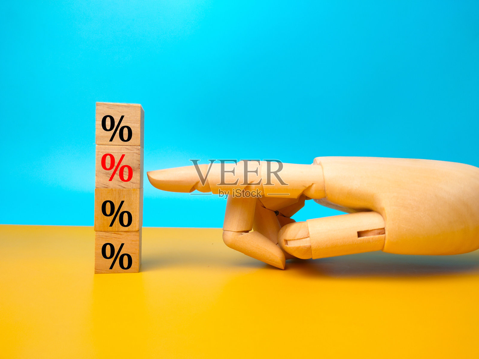 木制手指向红色百分比。利率金融和抵押贷款利率概念照片摄影图片