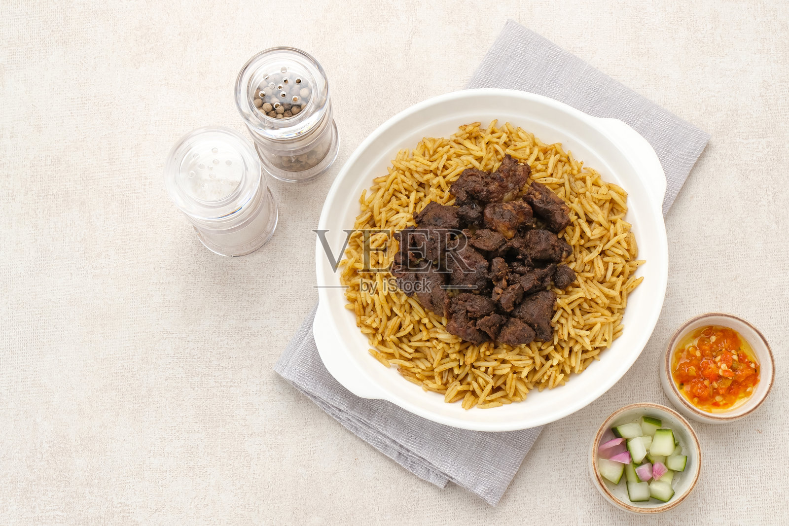 阿拉伯香草羊肉饭照片摄影图片