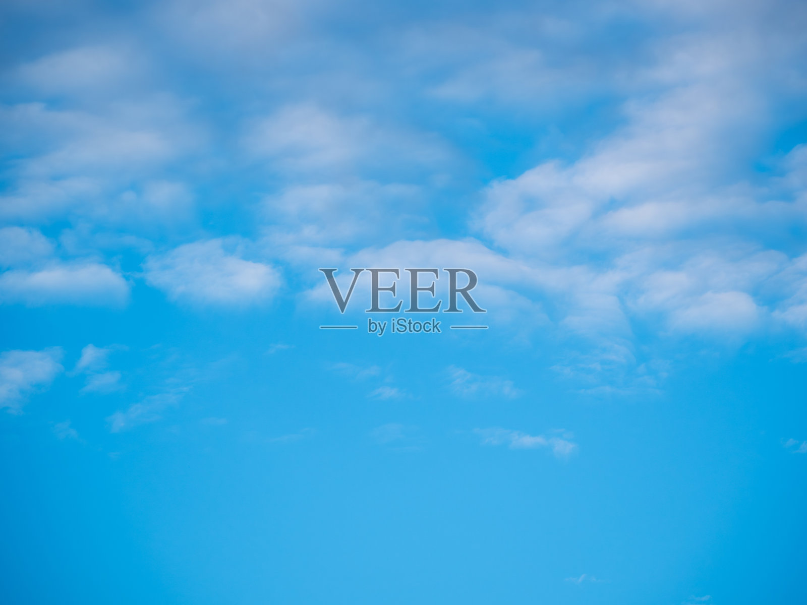 美丽的蓝天与不寻常的白色波状高积云照片摄影图片