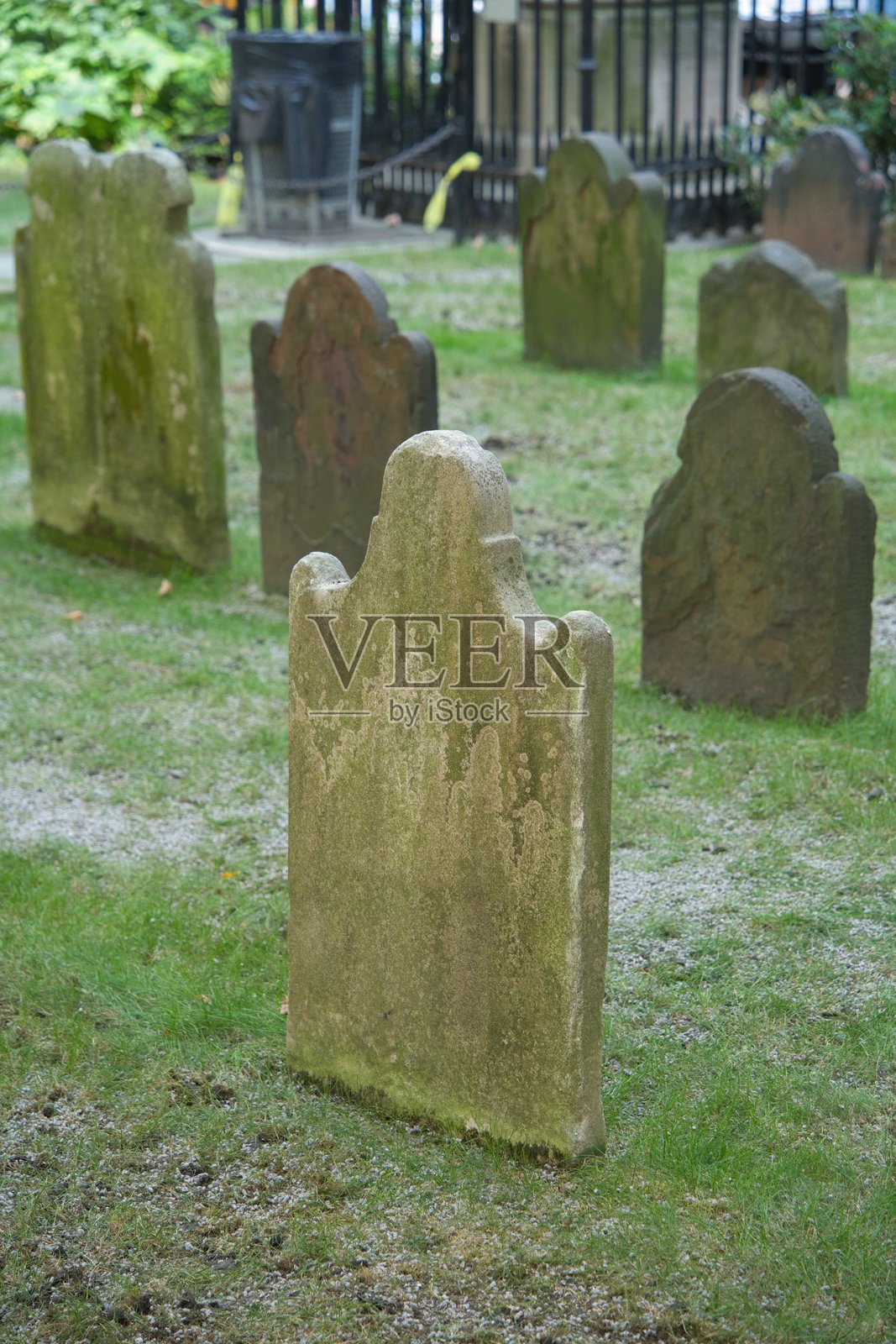 古老墓地中的空白石碑，准备刻上定制铭文照片摄影图片