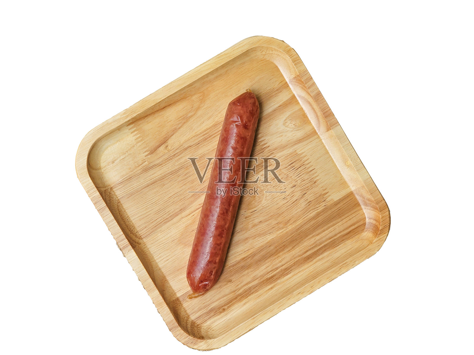 一根中国香肠放在木板上。背景为白色，带有抠图路径。照片摄影图片
