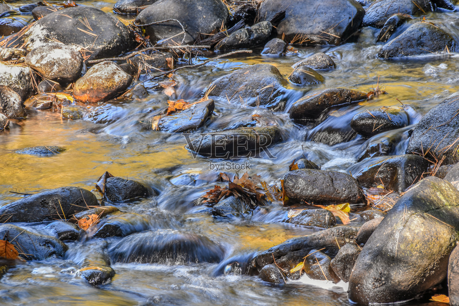 昆纳波克特河流经荒野照片摄影图片