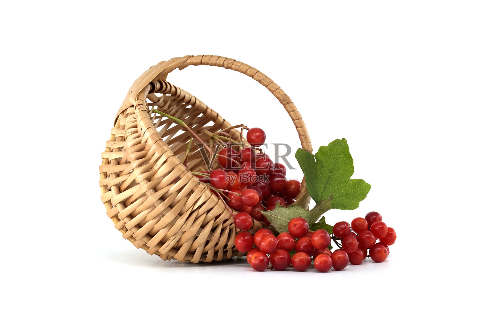 新鲜的红色果实从柳条篮中溢出，背景为白色照片摄影图片