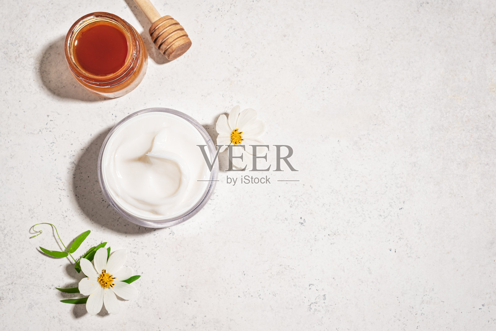 含天然蜂蜜的奢华护肤霜照片摄影图片
