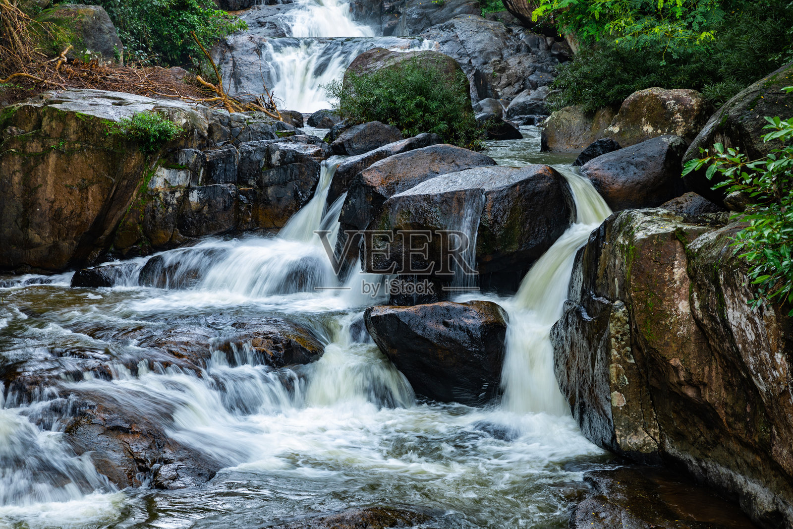 泰国那空那育市的南通南戎瀑布照片摄影图片