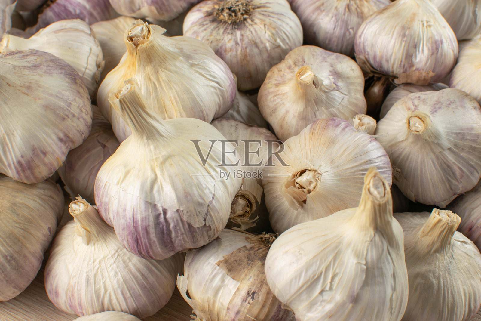 新鲜大蒜头特写：用于烹饪和健康的自然聚集体照片摄影图片