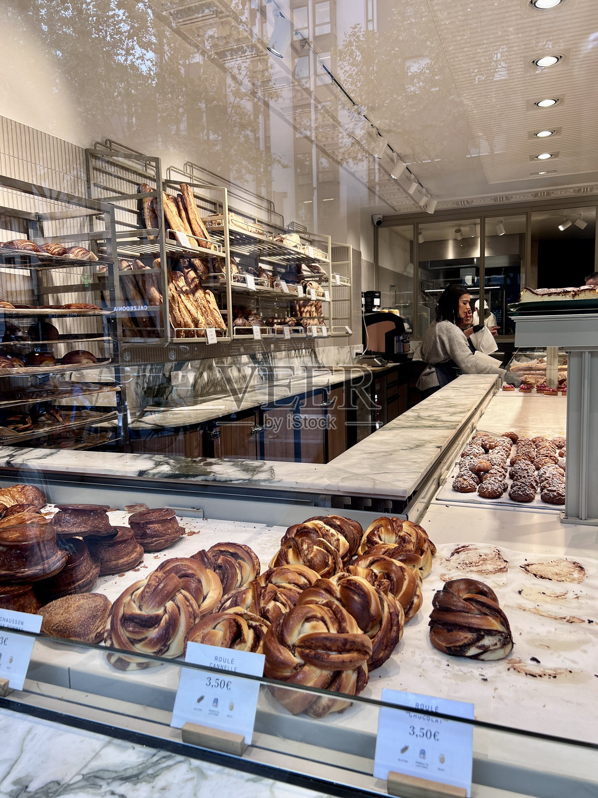 巴黎的法式糕点店，或面包店的橱窗里摆满了新鲜出炉的糕点。照片摄影图片