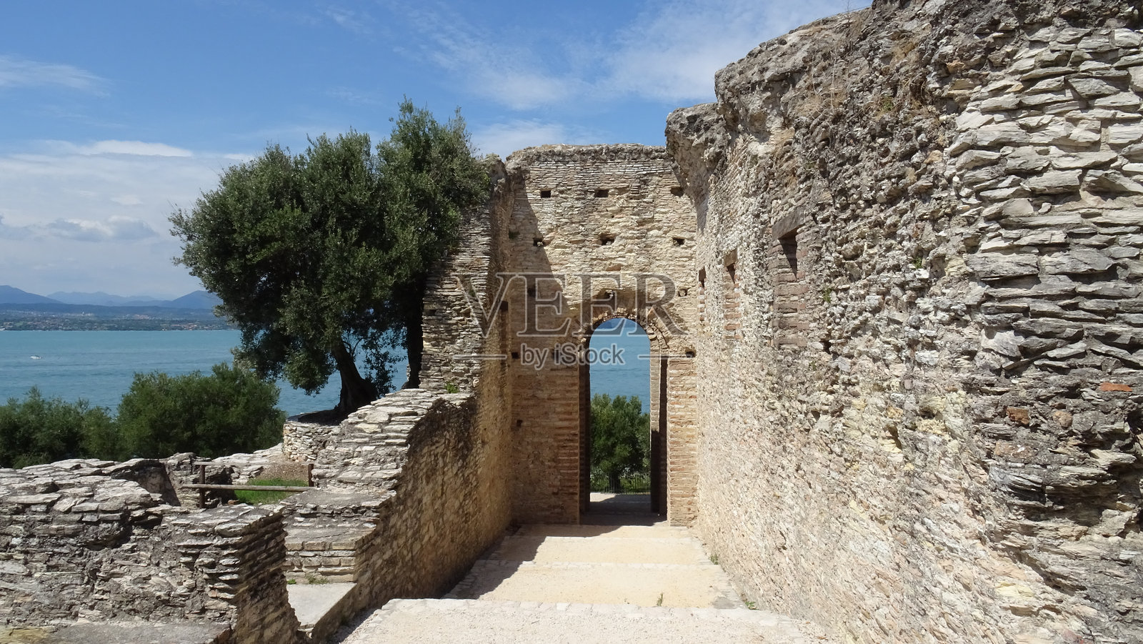 西尔米奥尼的古老罗马遗迹与古代拱门照片摄影图片