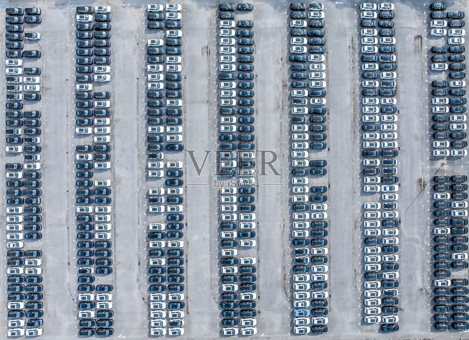 一个停满汽车的大型停车场照片摄影图片